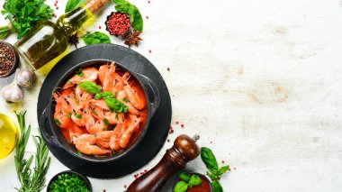 Yiyecekler. Siyah taş tabakta fesleğenli domates soslu haşlanmış karides. Üst Manzara. Metnin için boş yer.