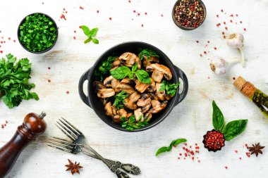 Yiyecekler. Siyah taş tabakta fesleğenli ızgara mantar. Üst Manzara. Metnin için boş yer.