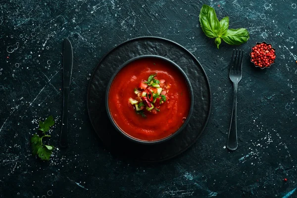 Yiyecekler. Siyah taştan bir tabakta domates çorbası. Üst Manzara. Metnin için boş yer.