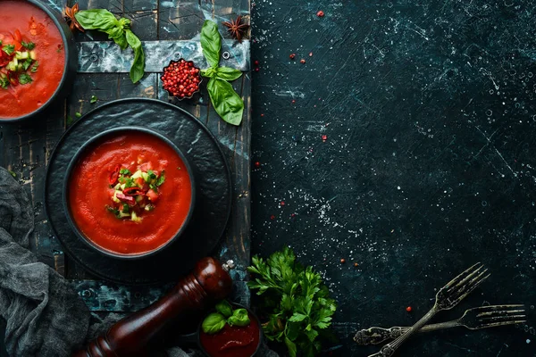 Yiyecekler. Siyah taştan bir tabakta domates çorbası. Üst Manzara. Metnin için boş yer.