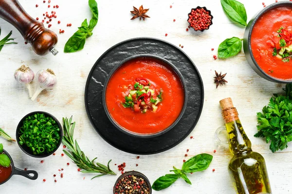 Yiyecekler. Siyah taştan bir tabakta domates çorbası. Üst Manzara. Metnin için boş yer.
