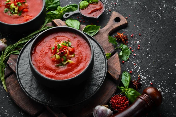 Yiyecekler. Siyah taştan bir tabakta domates çorbası. Üst Manzara. Metnin için boş yer.