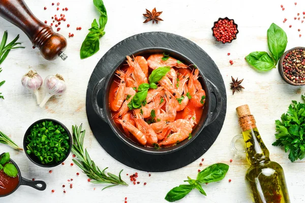 Yiyecekler. Siyah taş tabakta fesleğenli domates soslu haşlanmış karides. Üst Manzara. Metnin için boş yer.