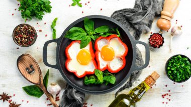 Tavada tatlı biberle çırpılmış yumurta. Üst Manzara. Metnin için boş yer.