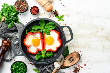 Tavada tatlı biberle çırpılmış yumurta. Üst Manzara. Metnin için boş yer.