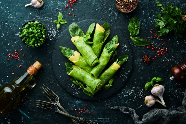 Cibo Sano Frittelle Spinaci Con Formaggio Basilico Piatto Pietra Nera — Foto Stock