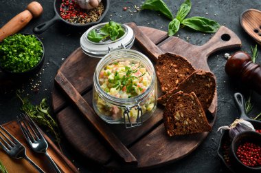 Geleneksel olivier salatası. Sebzeli salata ve mayonez. Üst Manzara. Kırsal biçim.