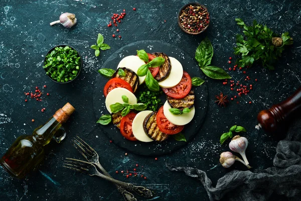 Caprese Salade Basilic Tomates Fromage Mozzarella Aubergines Sur Une Assiette — Photo