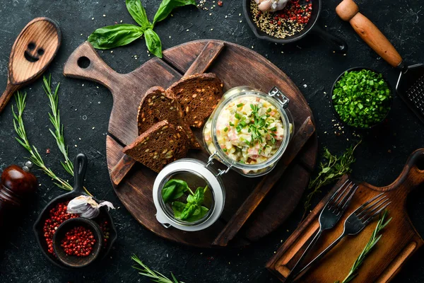 Traditionele Olivier Salade Plantaardige Salade Met Mayonaise Bovenaanzicht Rustieke Stijl — Stockfoto