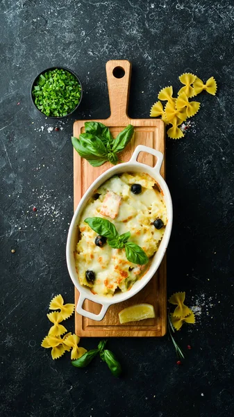 Pastas Farfalle Horno Con Salmón Queso Tazón Sobre Fondo Piedra — Foto de Stock