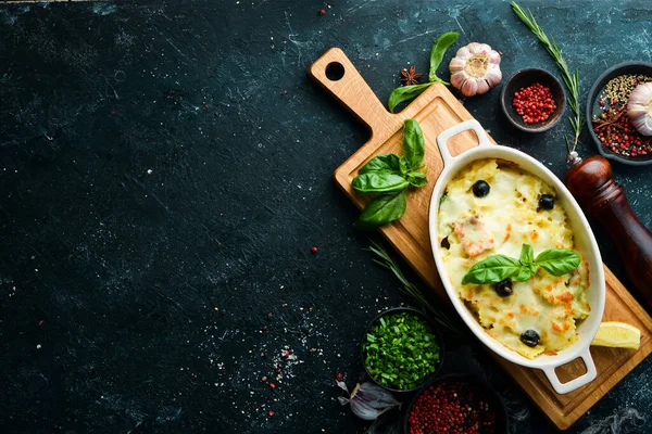 Pastas Farfalle Horno Con Salmón Queso Tazón Sobre Fondo Piedra — Foto de Stock