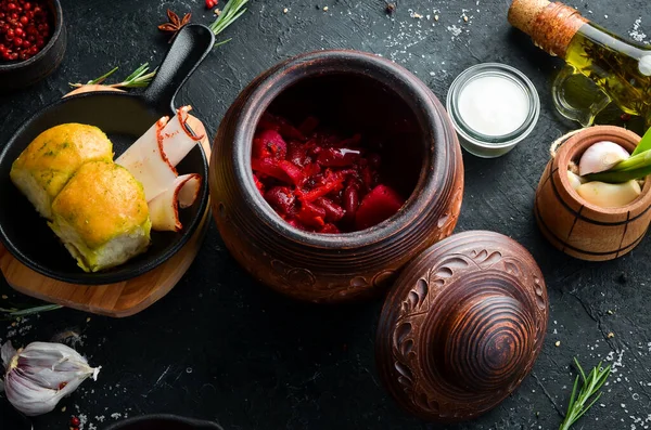 Comida Ucraniana Borsch Com Banha Alho Donuts Fundo Pedra Preta — Fotografia de Stock