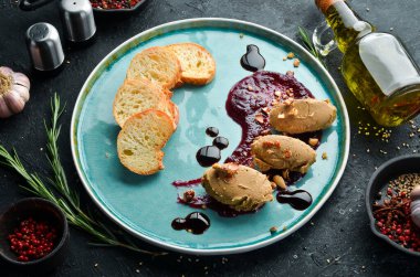 Kaz ciğeri ezmesi, soya sosu ve siyah taştan bir arka planda tost. Üst Manzara. Kırsal biçim.