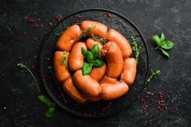 Biberiye ve baharatlı haşlanmış domuz sosisi. Üst Manzara. Kırsal biçim.
