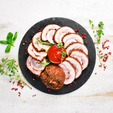 Domuz eti ve baharattan yapılmış fırında et rulosu. Üst Manzara. Kırsal biçim.