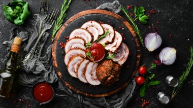 Domuz eti ve baharattan yapılmış fırında et rulosu. Üst Manzara. Kırsal biçim.