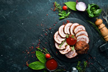 Domuz eti ve baharattan yapılmış fırında et rulosu. Üst Manzara. Kırsal biçim.