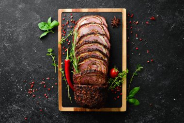 Baharatlı ve biberiyeli fırında dana ve peynirli rulo. Üst Manzara. Kırsal biçim.