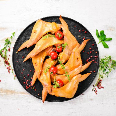 Baharatlı ve biberiyeli füme tavuk kanadı. Üst Manzara. Kırsal biçim.