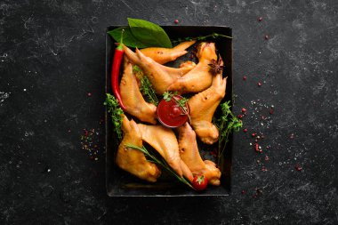 Baharatlı ve biberiyeli füme tavuk kanadı. Üst Manzara. Kırsal biçim.