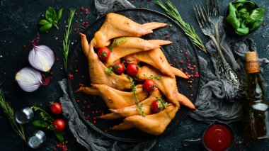 Baharatlı ve biberiyeli füme tavuk kanadı. Üst Manzara. Kırsal biçim.