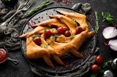 Baharatlı ve biberiyeli füme tavuk kanadı. Üst Manzara. Kırsal biçim.