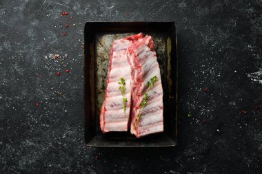 - Et. Biberiyeli çiğ domuz pirzolası. Üst Manzara. Kırsal biçim.