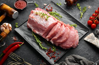 Siyah taşlı baharatlı çiğ domuz filetosu. - Et. Üst Manzara. Kırsal biçim.