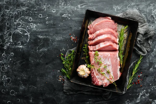 푸석푸석 돼지고기 국물에는 배경에 향신료가 고기야 위에서 열광적 스타일 — 스톡 사진