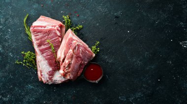 Mutfak arka planında baharatlı ve malzemeli çiğ domuz eti. - Et. Üst Manzara. Kırsal biçim.