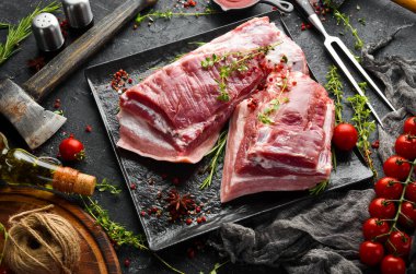 Mutfak arka planında baharatlı ve malzemeli çiğ domuz eti. - Et. Üst Manzara. Kırsal biçim.