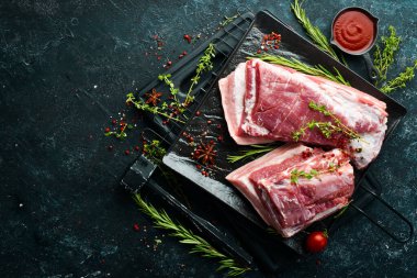 Mutfak arka planında baharatlı ve malzemeli çiğ domuz eti. - Et. Üst Manzara. Kırsal biçim.