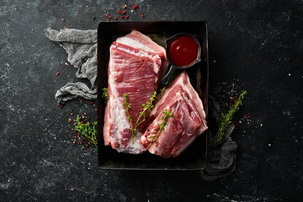 돼지고기 재료와 양념을 배경에 놓는다 고기야 위에서 열광적 스타일 — 스톡 사진