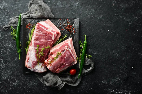 台所の背景に食材やスパイスと生の豚肉のブレスレット 最上階だ 素朴な様式 — ストック写真