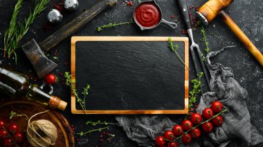 Baharat ve otlarla dolu mutfak afişi. Üst Manzara. Kırsal biçim.