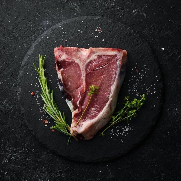 Syrový Zrající Bone Steak Černém Kamenném Pozadí Horní Pohled Rustikální — Stock fotografie