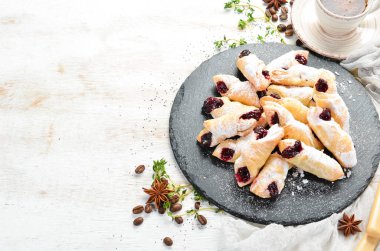 Kiraz reçelli tatlı kurabiyeler. Pişirme. Üst görünüm, ücretsiz kopyalama alanı.