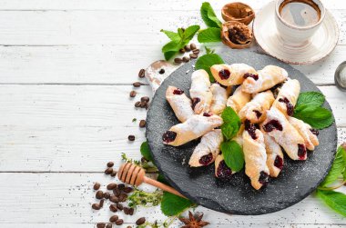 Kiraz reçelli tatlı kurabiyeler. Pişirme. Üst görünüm, ücretsiz kopyalama alanı.