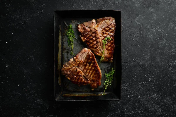 Grilovaný Bone Steak Kořením Kovové Misce Černém Pozadí Horní Pohled — Stock fotografie