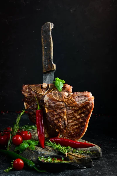 Dos Jugosos Filetes Parrilla Con Especias Hierbas Sobre Fondo Negro — Foto de Stock