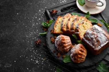 Kurutulmuş meyveli lezzetli kek. Üst görünüm, ücretsiz kopyalama alanı.