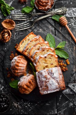 Kurutulmuş meyveli lezzetli kek. Üst görünüm, ücretsiz kopyalama alanı.