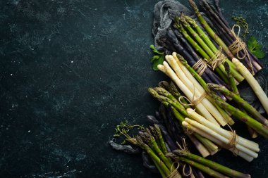 Siyah arka planda organik kuşkonmaz. Bir çift renkli kuşkonmaz. Üst Manzara. Metnin için boş yer.