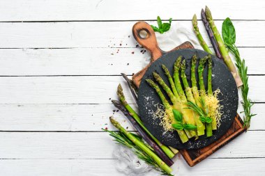 Siyah taş tabakta peynirli ve fesleğenli kuşkonmaz. Üst Manzara. Metnin için boş yer.
