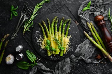 Siyah taş tabakta peynirli ve fesleğenli kuşkonmaz. Üst Manzara. Metnin için boş yer.