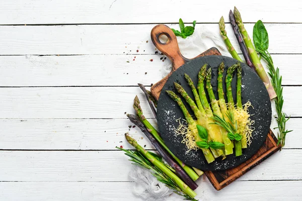 Siyah taş tabakta peynirli ve fesleğenli kuşkonmaz. Üst Manzara. Metnin için boş yer.