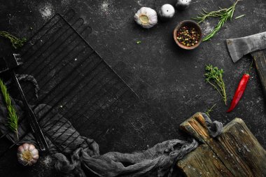 Siyah taş arka plan: barbekü ve baharatlar. Üst Manzara. Boş kopyalama alanı.