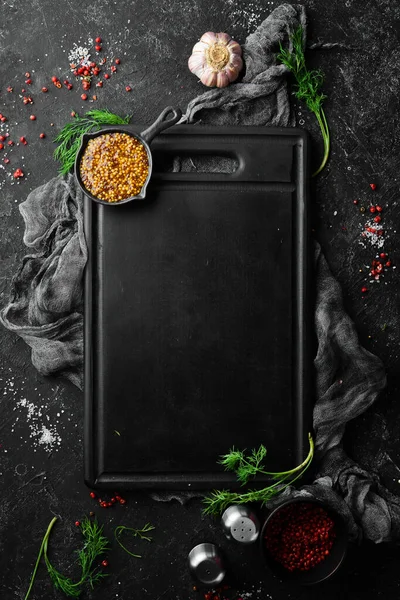 Yiyecek, baharat ve şifalı siyah mutfak afişi. Üst Manzara. Metin için boş alan.