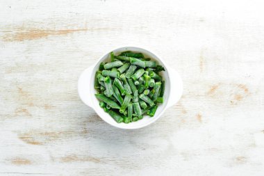 Donmuş yeşil kuşkonmaz fasulyesi. Üst Manzara. Metnin için boş yer.