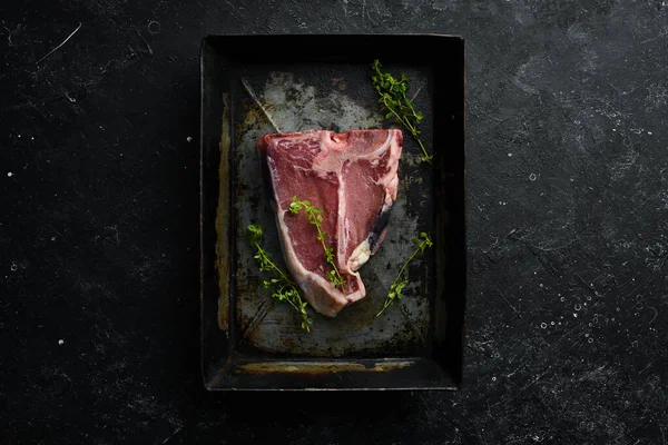 Suchý Syrový Bone Steak Kovové Misce Černém Kamenném Pozadí Horní — Stock fotografie